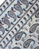 Tappeto persiano Kashan 375x280 cm, fondo beige con motivi paisley stilizzati blu e marrone, annodato a mano in lana vegetale.