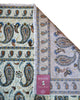 Tappeto persiano Kashan 375x280 cm, fondo beige con motivi paisley stilizzati blu e marrone, annodato a mano in lana vegetale.