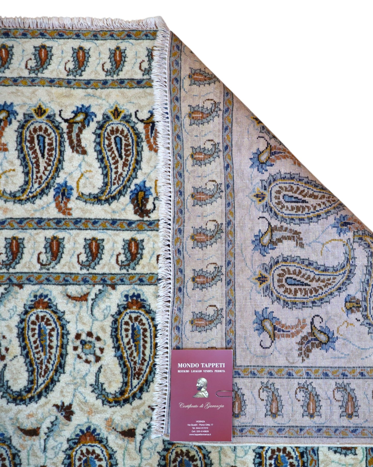 Tappeto persiano Kashan 375x280 cm, fondo beige con motivi paisley stilizzati blu e marrone, annodato a mano in lana vegetale.