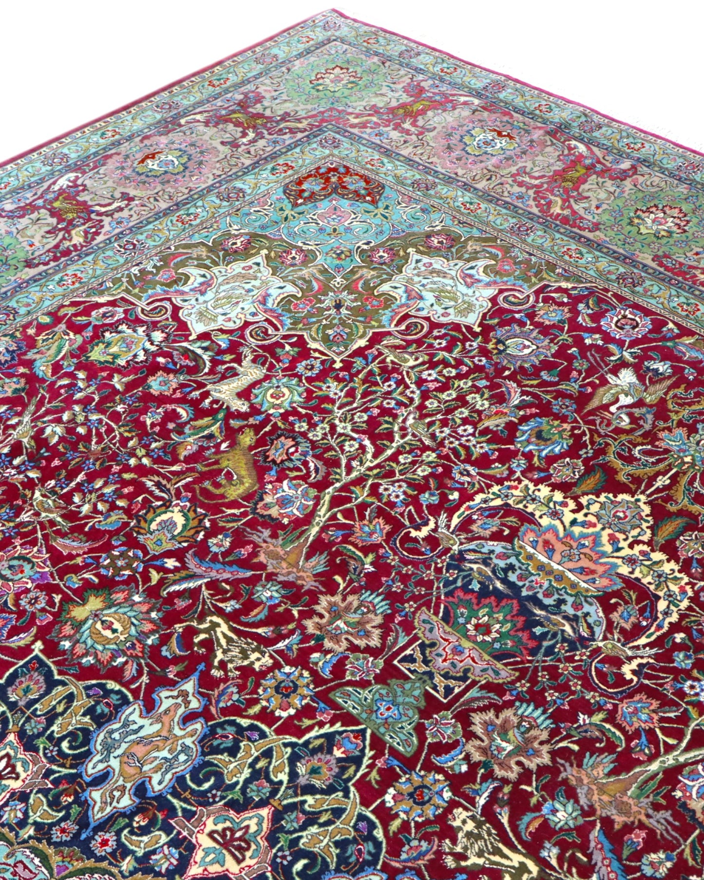 Tappeto persiano Tabriz 60Rag 424x294 cm, fondo rosso e blu con ampio medaglione e cornice verde, annodato a mano in seta e lana vegetale.