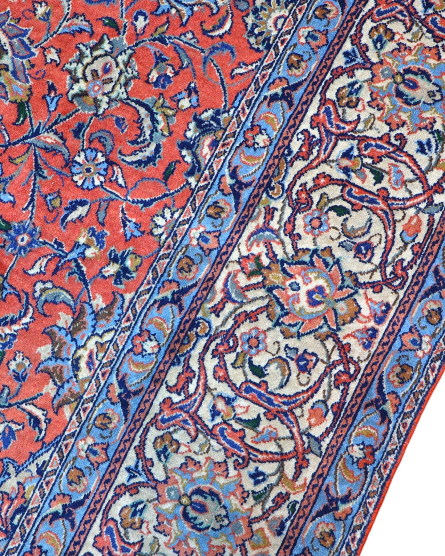 Tappeto persiano Saurk 345x240 cm, fondo rosso corallo con medaglione blu e cornice floreale chiara, annodato a mano in lana vegetale.