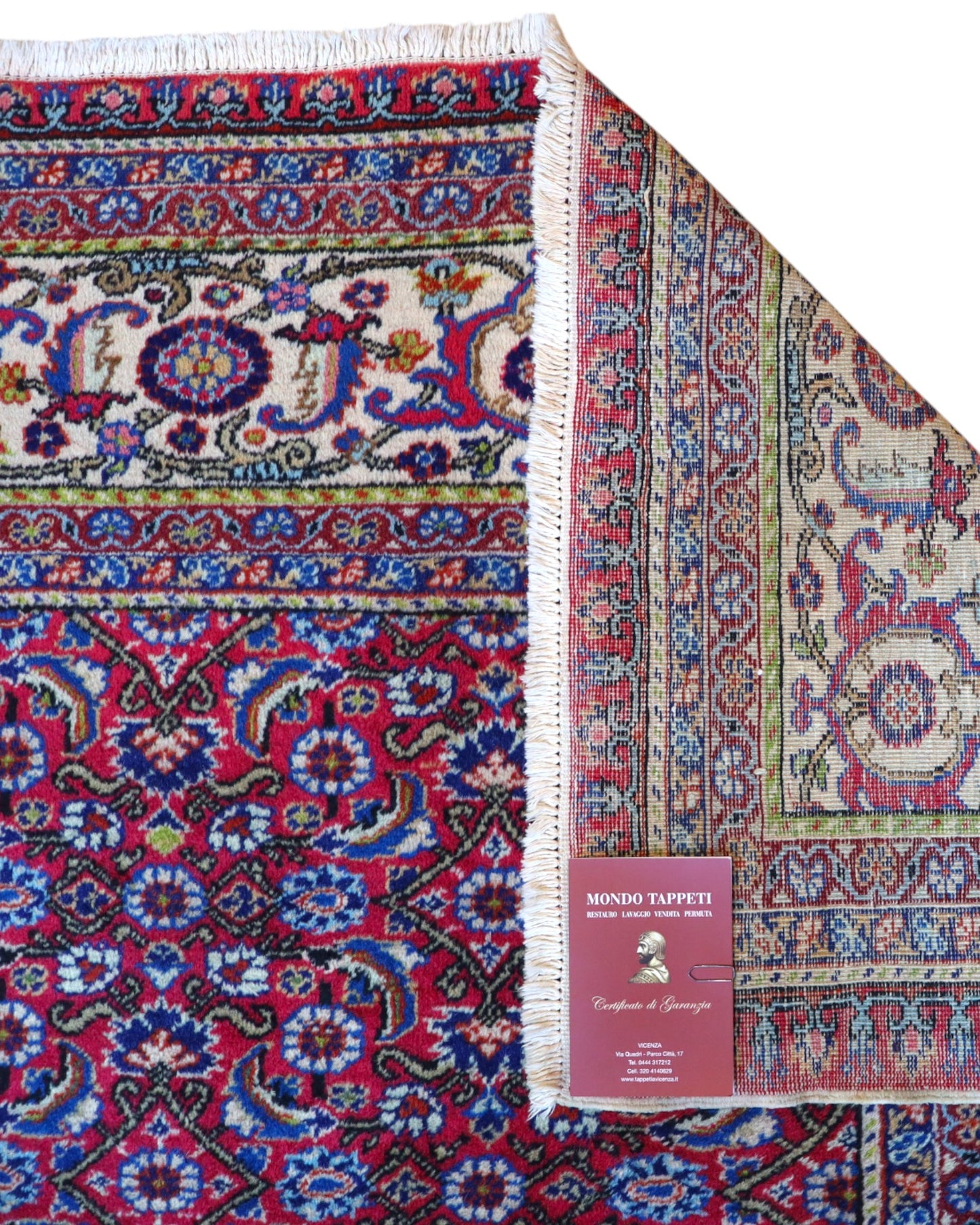 Tappeto Ushak 424x320 cm, fondo rosso con motivi ripetuti geometrici e floreali, cornice giallo-avorio, annodato a mano in lana vegetale, Turchia.