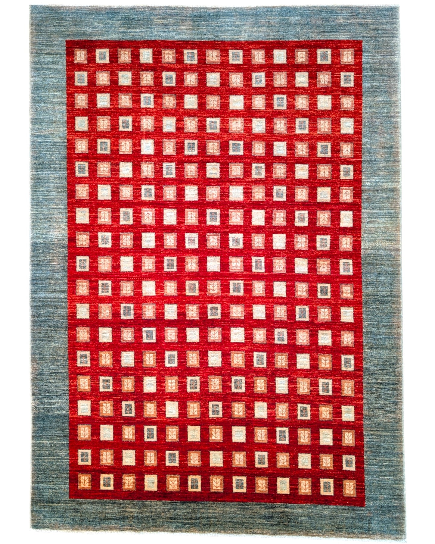 Tappeto moderno "Griglia di Sfumature" 295x208 cm con motivo a griglia in sfumature di rosso, beige e grigio, bordura verde petrolio.