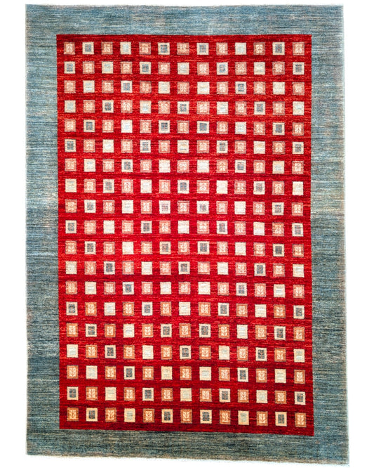 Tappeto moderno "Griglia di Sfumature" 295x208 cm con motivo a griglia in sfumature di rosso, beige e grigio, bordura verde petrolio.