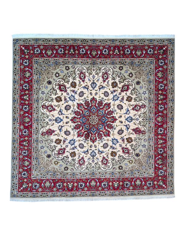 Tappeto Tabriz 60 ragi, misto seta, con medaglione geometrico-floreale rosso rubino, blu zaffiro e crema avorio. Annodato a mano, cotone, lana e seta. Certificato di autenticità incluso.