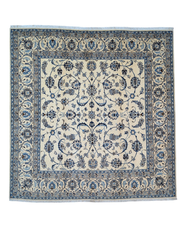 Tappeto Nain Nove Fili, annodato a mano, blu e avorio, con bordura floreale. Trama in cotone resistente, vello in lana e seta. Certificato di autenticità incluso.