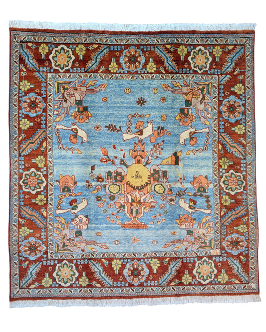 Tappeto Heriz 225x210 cm con motivo tradizionale persiano floreale, dominato da colori blu, rosso e arancio, annodato a mano con lana di alta qualità e ordito in cotone resistente.