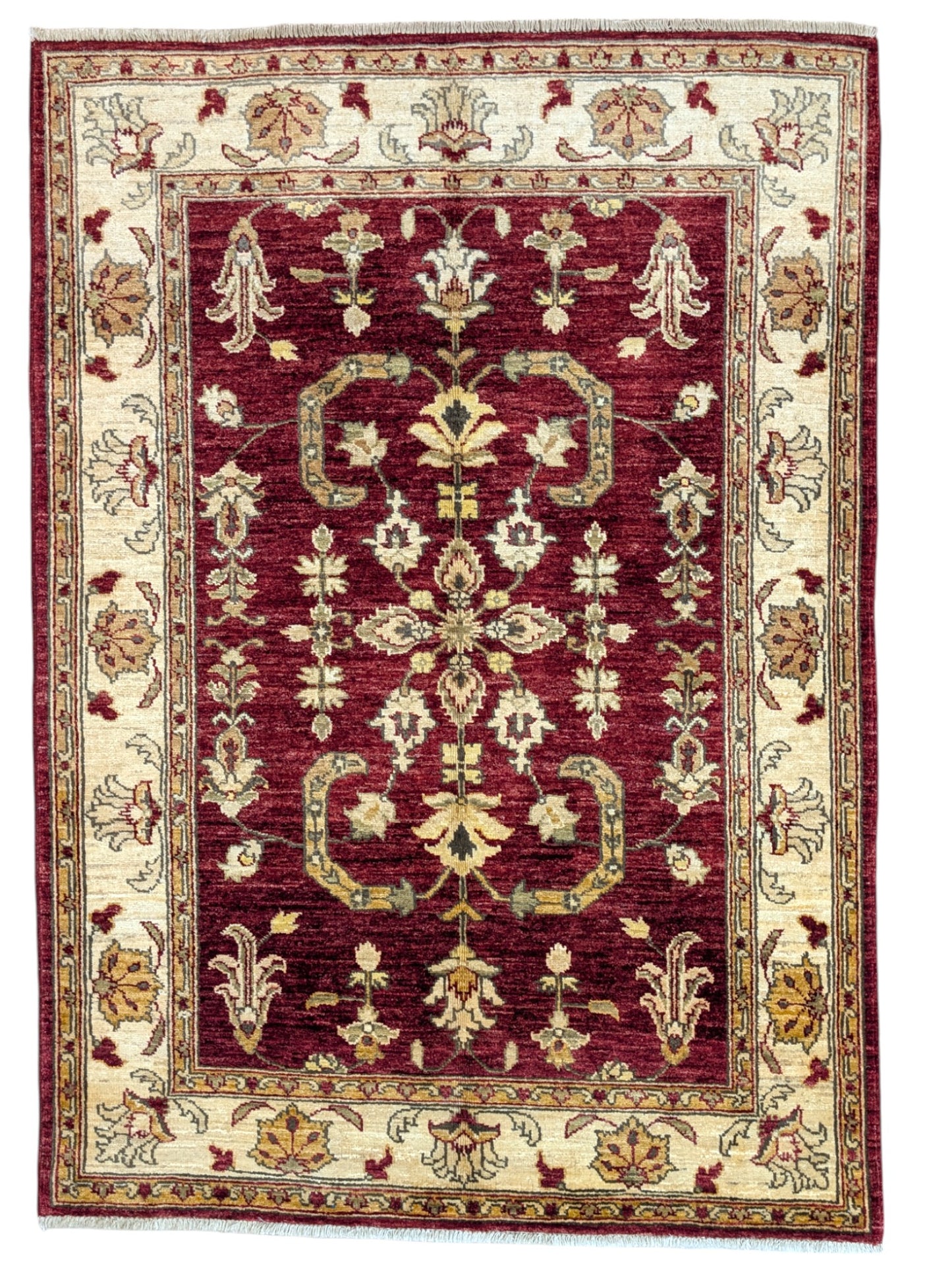 Tappeto Farahan annodato a mano, in rosso e beige, con motivi floreali. Realizzato in lana e cotone con colori vegetali naturali. Eleganza e qualità artigianale.