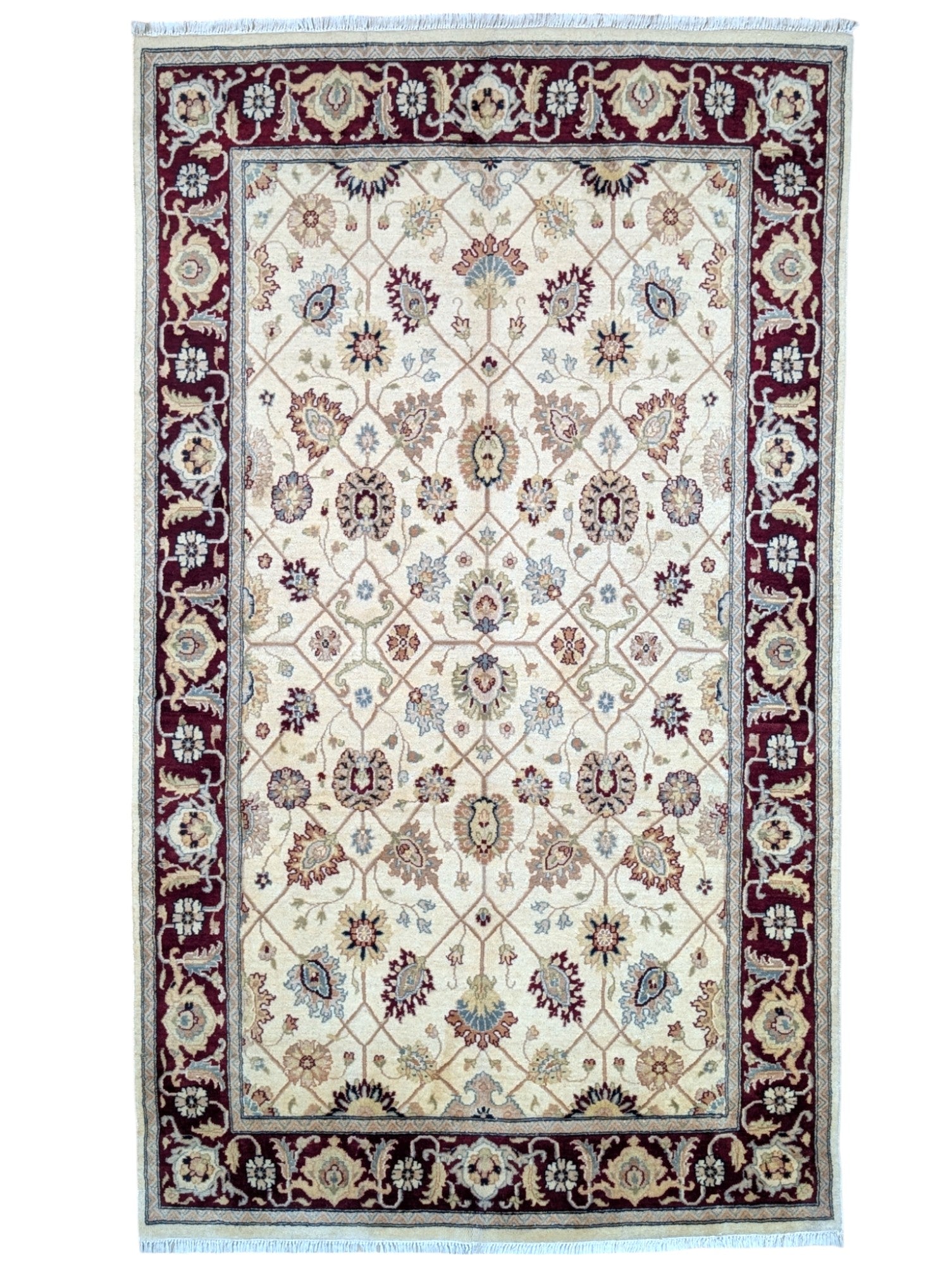 Tappeto Farahan in beige e rosso mattone, con motivi floreali classici. Annodato a mano in Afghanistan con lana e cotone tinti con colori vegetali naturali. Eleganza e qualità artigianale.