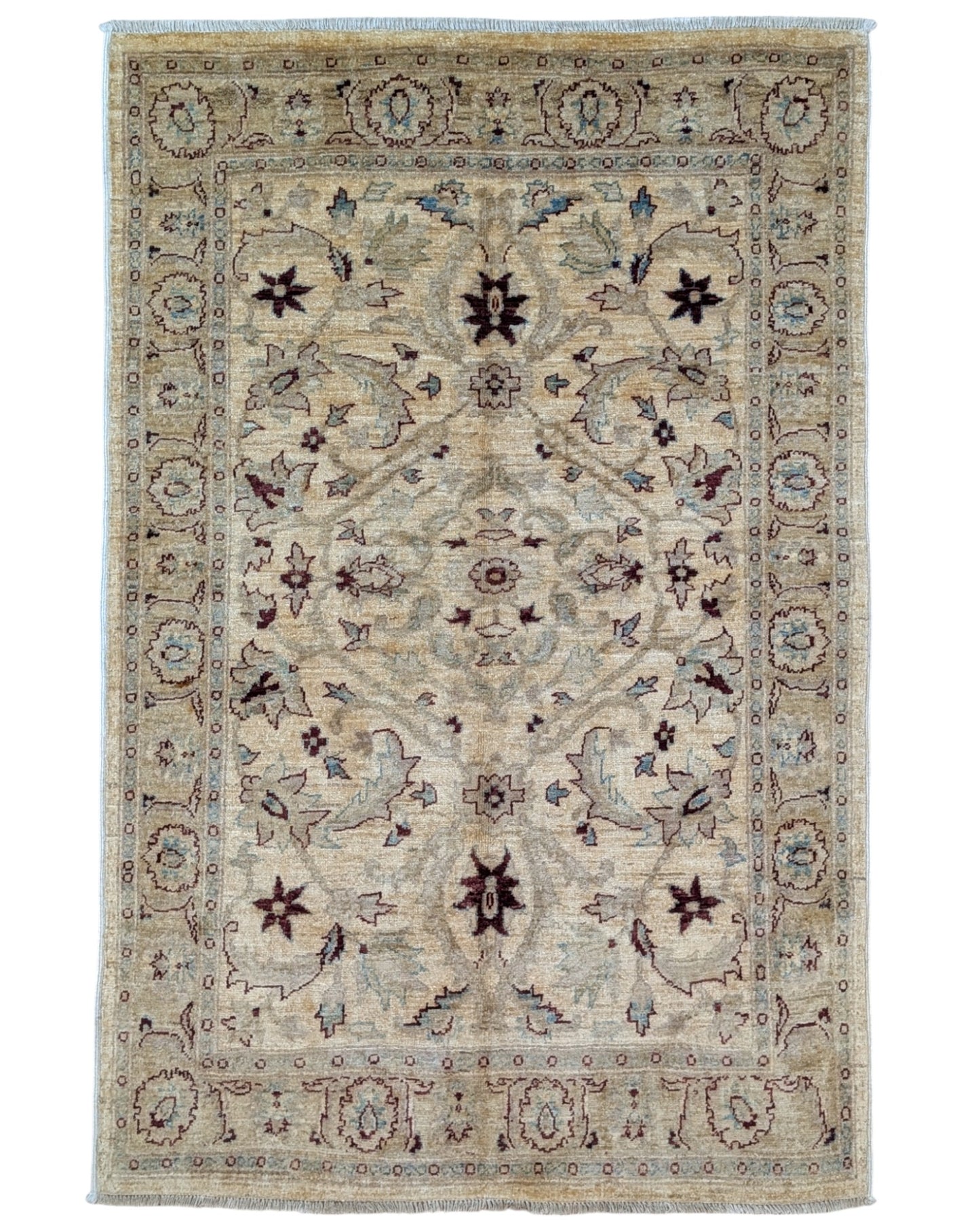 Tappeto Farahan beige annodato a mano in Afghanistan, in lana e cotone con colori vegetali naturali e motivo floreale delicato.