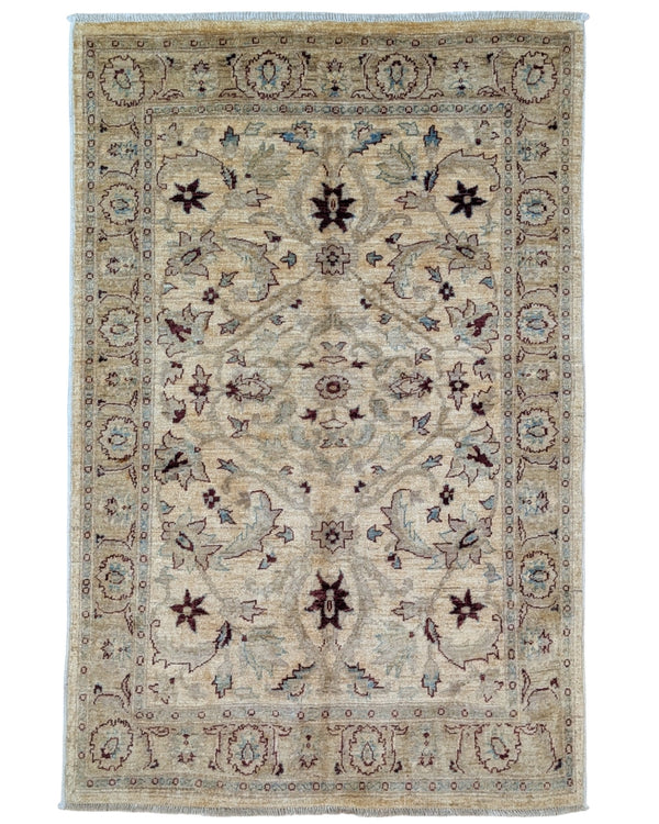 Tappeto Farahan beige annodato a mano in Afghanistan, in lana e cotone con colori vegetali naturali e motivo floreale delicato.