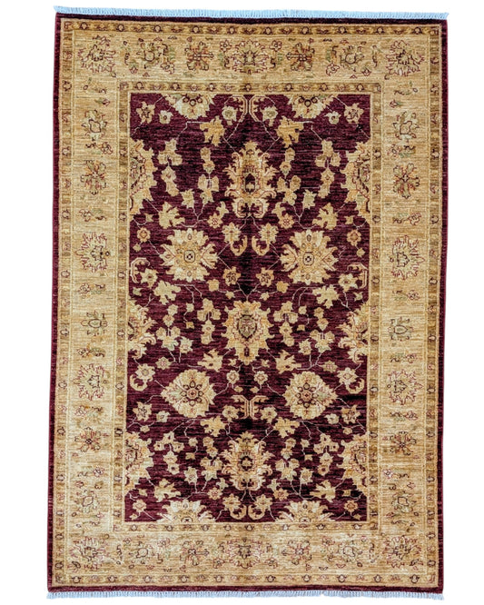 Tappeto Farahan rosso con cornice beige, annodato a mano in Afghanistan in lana e cotone con colori vegetali naturali e motivo floreale elegante.