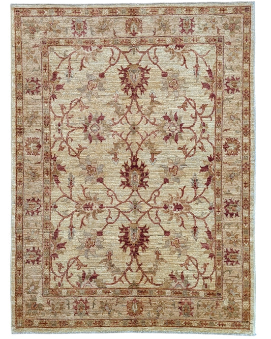 Tappeto Farahan beige annodato a mano in Afghanistan, in lana e cotone con colori vegetali naturali e motivo floreale delicato.