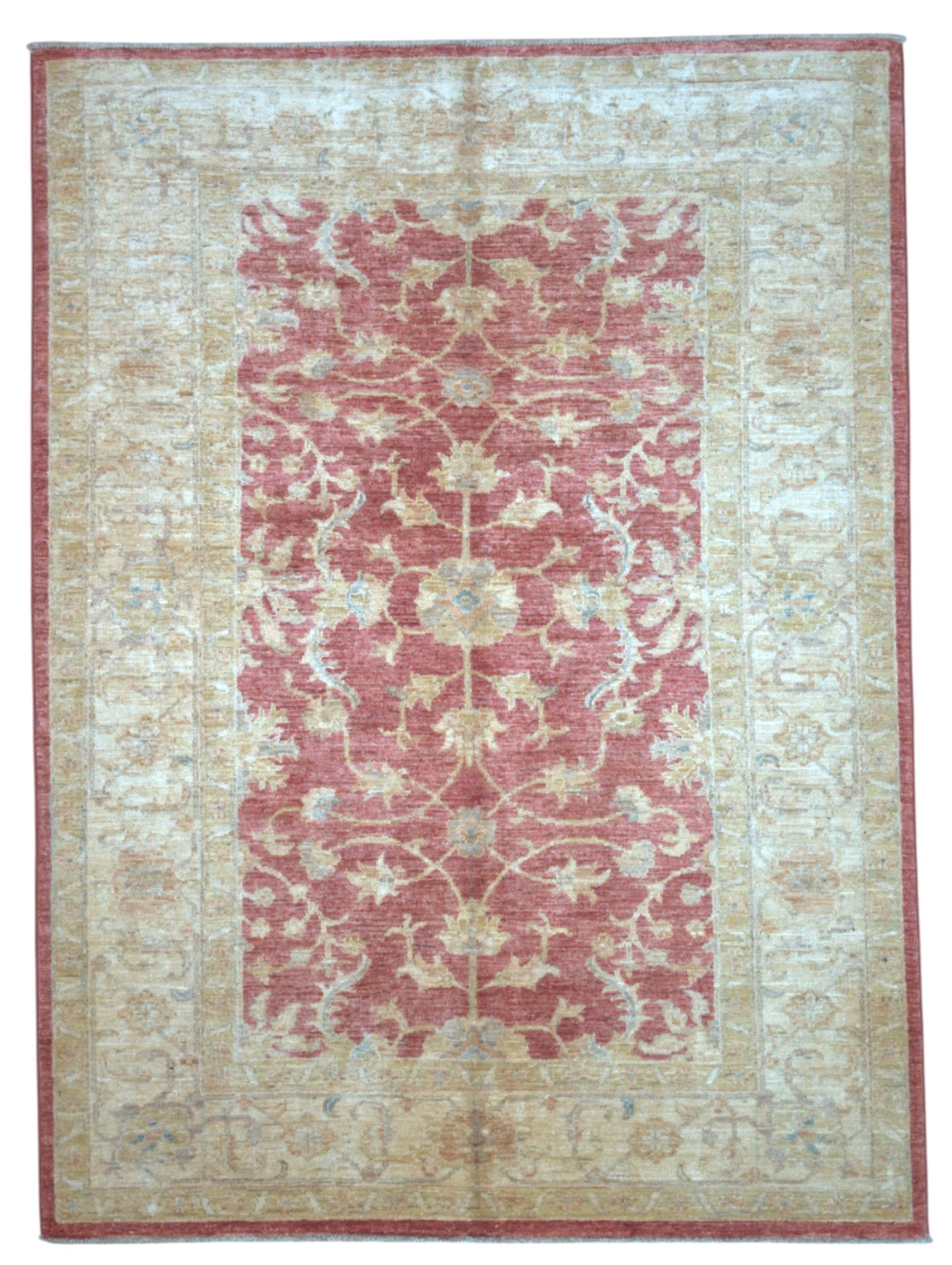 Tappeto Farahan Ziegler rosso con cornice beige e motivi floreali, annodato a mano in Afghanistan in lana e cotone con colori vegetali.