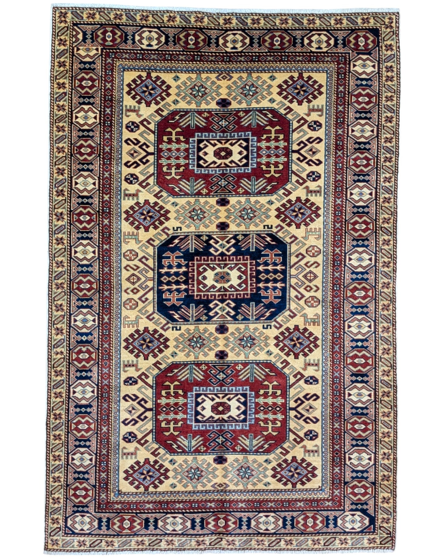 Tappeto Shirvan beige con motivi geometrici blu e rossi, annodato a mano in lana in Afghanistan con colori vegetali naturali.