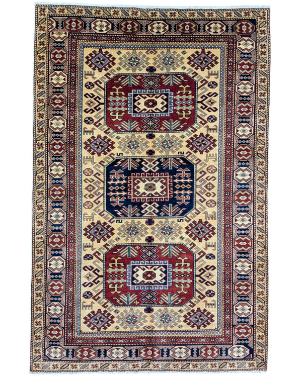 Tappeto Shirvan beige con motivi geometrici blu e rossi, annodato a mano in lana in Afghanistan con colori vegetali naturali.