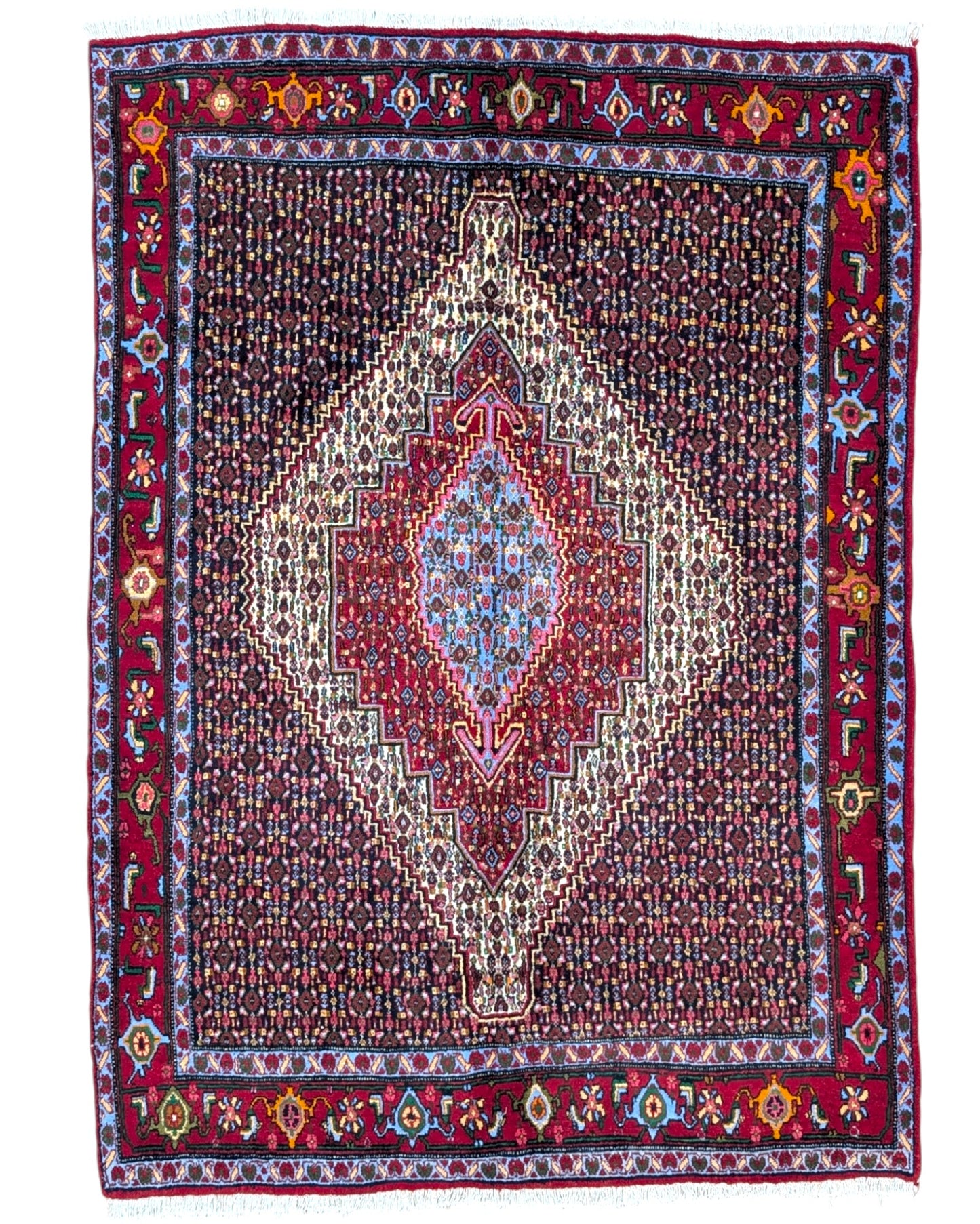 Tappeto Senneh persiano beige e rosso, annodato a mano in lana e cotone con medaglione geometrico e colori vegetali naturali.