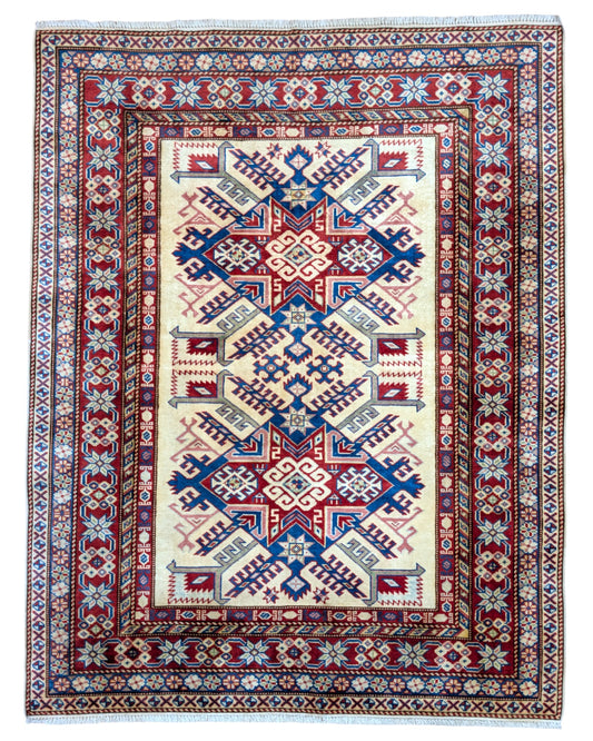 Tappeto Shirvan beige con motivi geometrici multicolori, annodato a mano in Afghanistan. Realizzato in pura lana con colori vegetali, unisce arte tradizionale e design autentico.