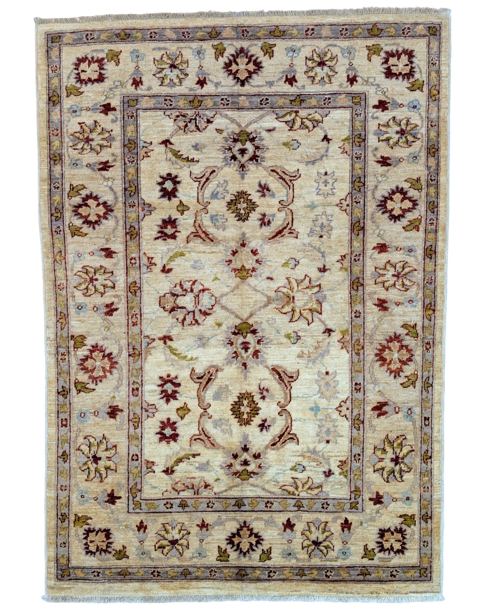 Tappeto Farahan Ziegler beige annodato a mano in Afghanistan. Realizzato in lana e cotone con colori vegetali, presenta motivi floreali raffinati e un’eleganza senza tempo.