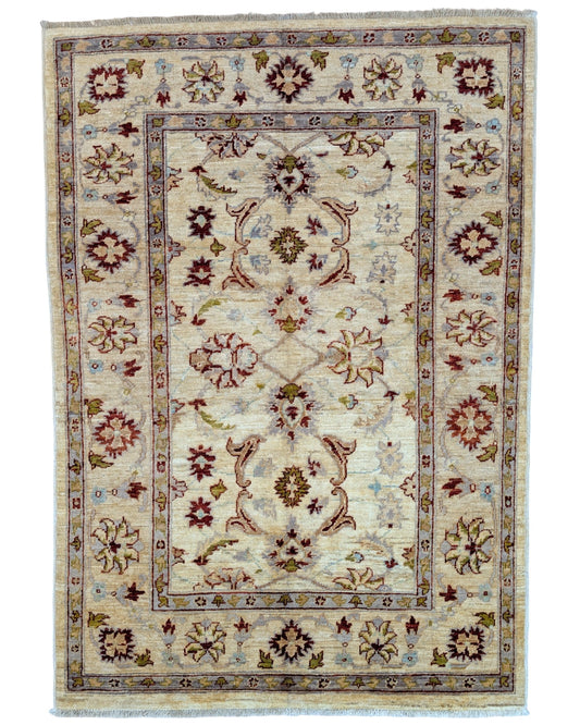 Tappeto Farahan Ziegler beige annodato a mano in Afghanistan. Realizzato in lana e cotone con colori vegetali, presenta motivi floreali raffinati e un’eleganza senza tempo.