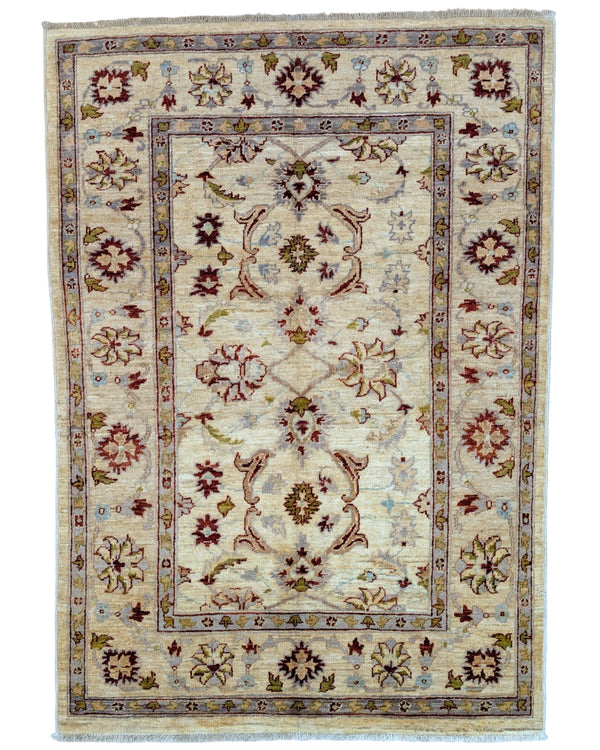 Tappeto Farahan Ziegler beige annodato a mano in Afghanistan. Realizzato in lana e cotone con colori vegetali, presenta motivi floreali raffinati e un’eleganza senza tempo.