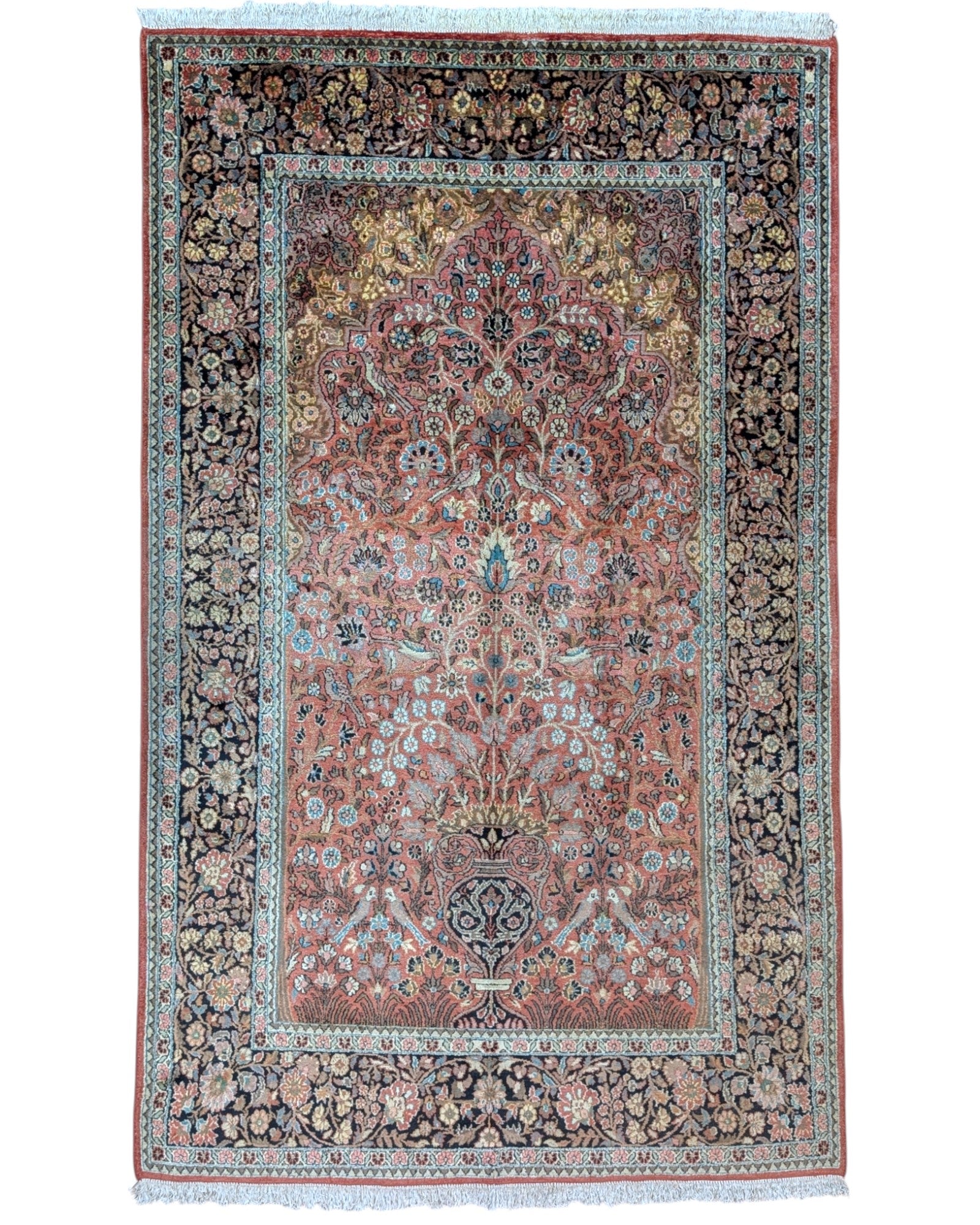 Tappeto di seta indiano color mattone con cornice blu notte e motivi floreali raffinati, annodato a mano in India in seta e cotone con colori vegetali.