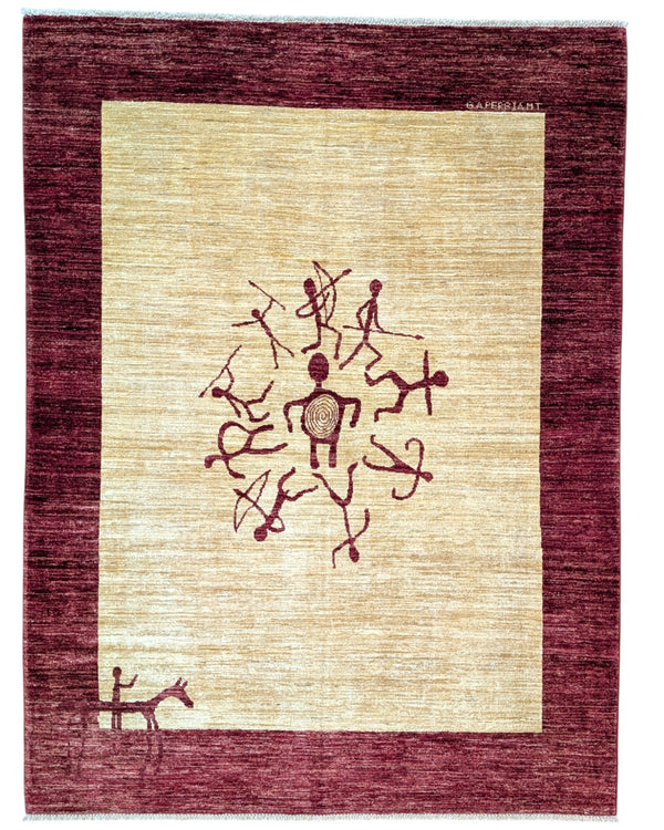 Tappeto moderno "Graffiti Antichi" 201x151 cm, design di graffiti primordiali, campo beige con motivi rosso mattone, certificato di autenticità incluso.