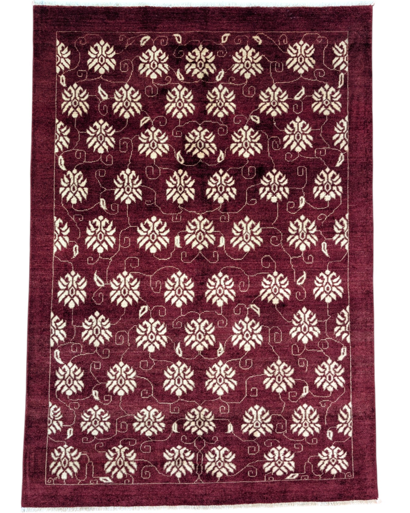 Tappeto moderno 212x147 cm, rami e foglie autunnali su fondo rosso, artigianato tradizionale, certificato di autenticità incluso.