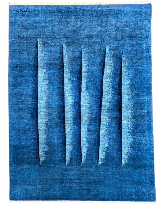 Tappeto moderno ispirato a Lucio Fontana, 240 x 180 cm, fondo blu con motivi che richiamano i celebri tagli dell’artista.