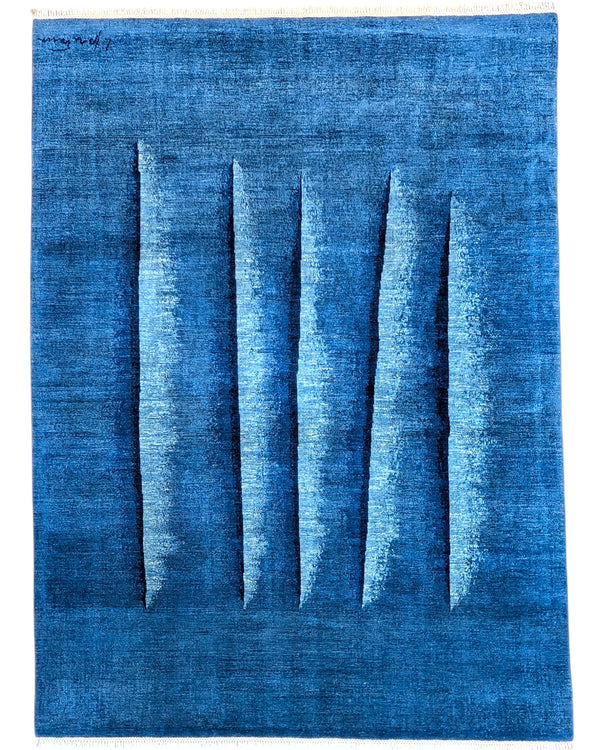 Tappeto moderno ispirato a Lucio Fontana, 240 x 180 cm, fondo blu con motivi che richiamano i celebri tagli dell’artista.