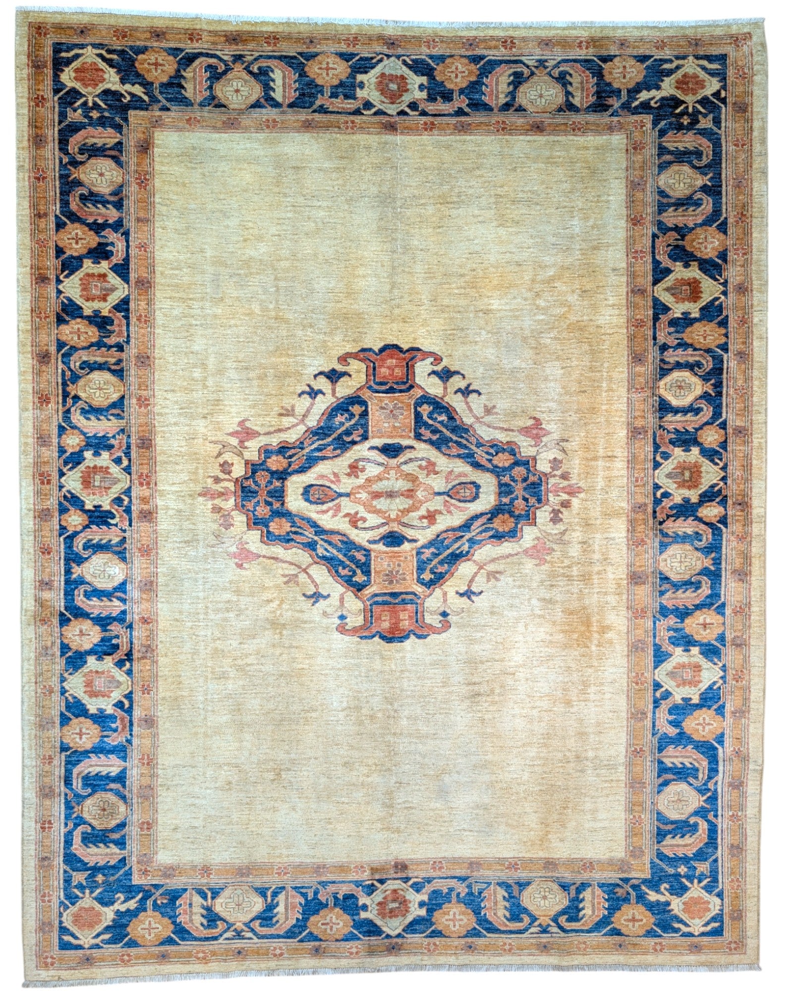 Tappeto Farahan beige con cornice blu e medaglione centrale, decorato con motivi floreali, annodato a mano in Afghanistan con lana e cotone tinti con colori vegetali.