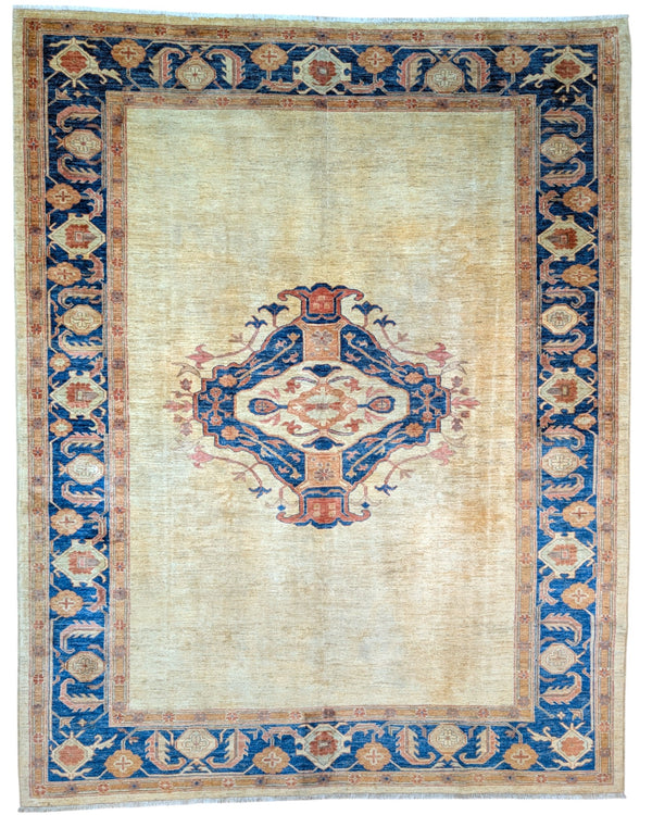 Tappeto Farahan beige con cornice blu e medaglione centrale, decorato con motivi floreali, annodato a mano in Afghanistan con lana e cotone tinti con colori vegetali.