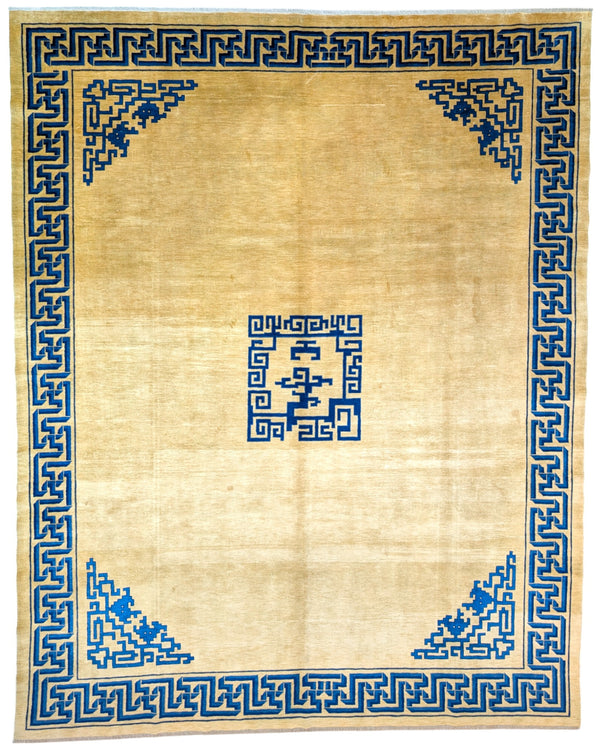 Tappeto Pechino 313x240 cm, annodato a mano in Cina, motivo geometrico blu su fondo beige, cornice ornata, cotone e lana vegetale, certificato di autenticità incluso.
