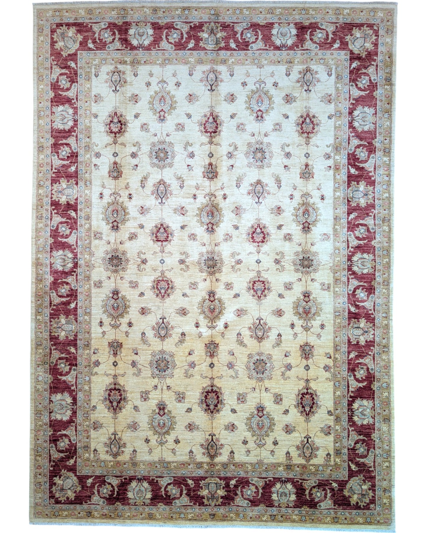 Tappeto Farahan Ziegler beige con cornice rossa e motivi floreali, annodato a mano in Afghanistan con lana e cotone tinti con colori vegetali.