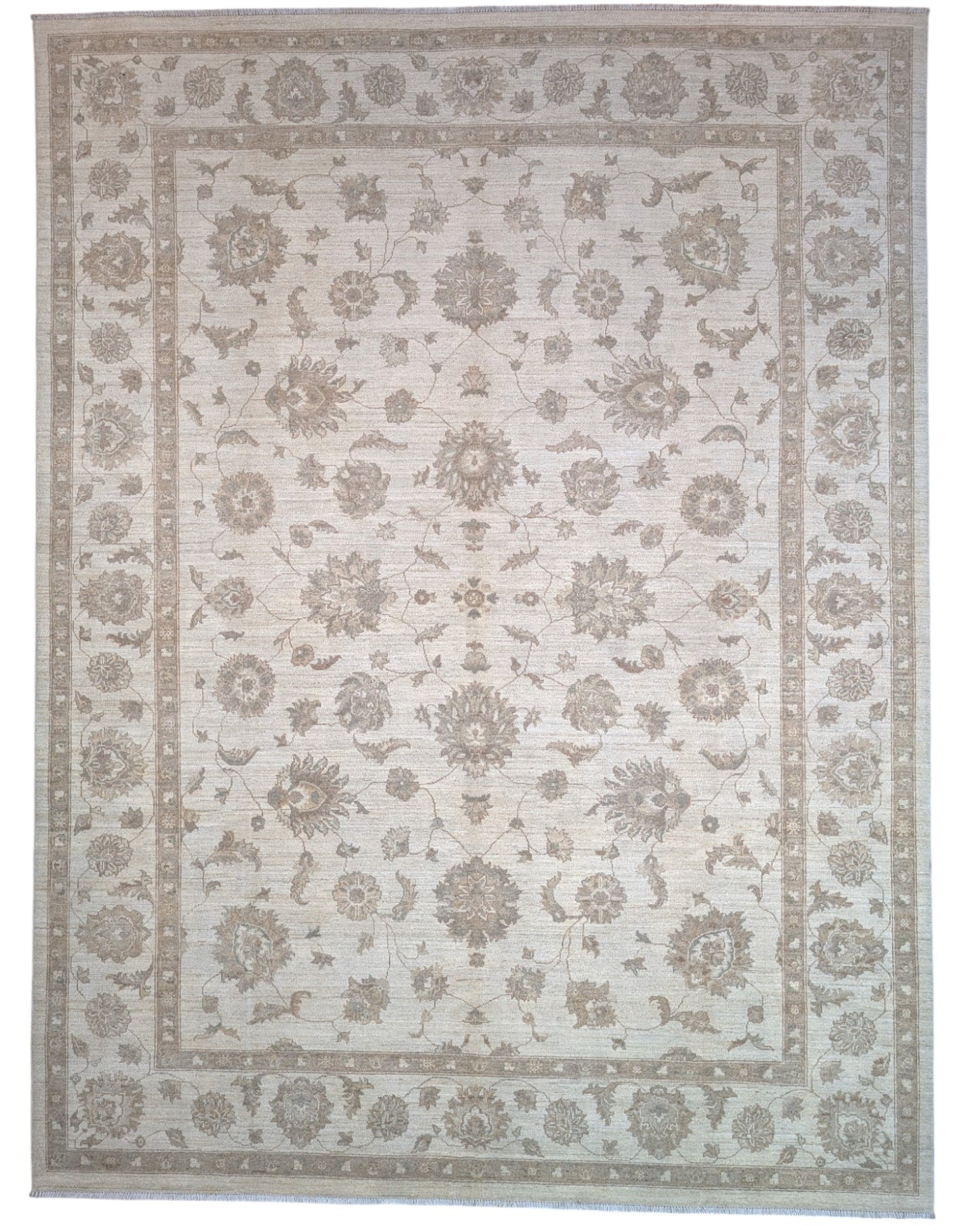 Tappeto Farahan Ziegler beige chiaro con motivi floreali e decorativi, annodato a mano in Afghanistan con lana e cotone tinti con colori vegetali.