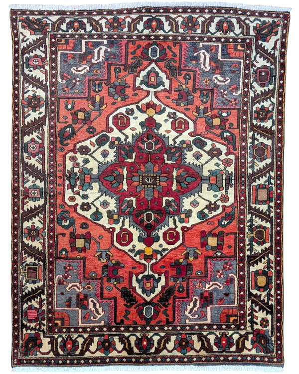 Tappeto Hamedan rosa antico con cornice beige e motivi geometrici, annodato a mano in Persia in lana e cotone con colori vegetali.
