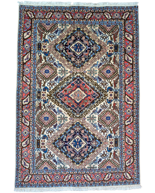 Tappeto Ardebil annodato a mano, 214 x 149 cm, fondo beige con motivi geometrici raffinati.