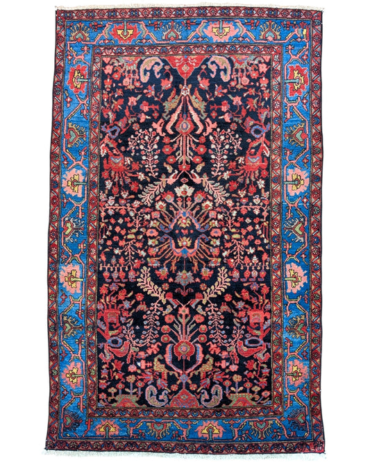 Tappeto Nahavand annodato a mano, 213 x 131 cm, fondo blu con cornice azzurra e motivi tradizionali.