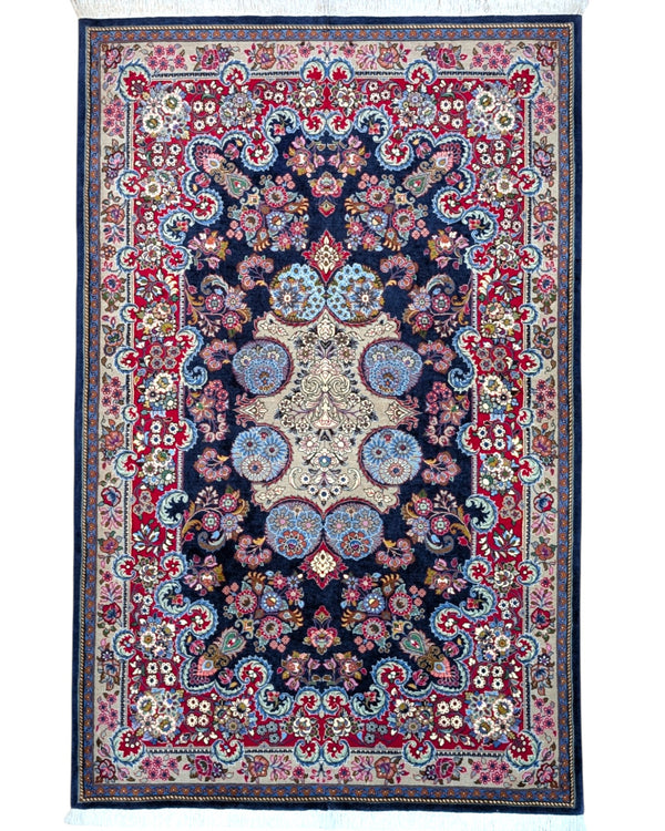 Tappeto Saruk annodato a mano, 204 x 129 cm, fondo blu con motivi floreali decorativi.