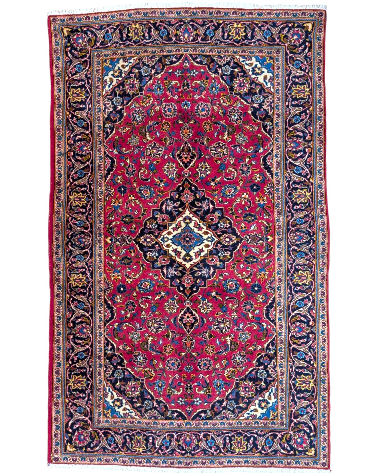 Tappeto Kashan annodato a mano, 230 x 143 cm, fondo rosso con eleganti motivi floreali.