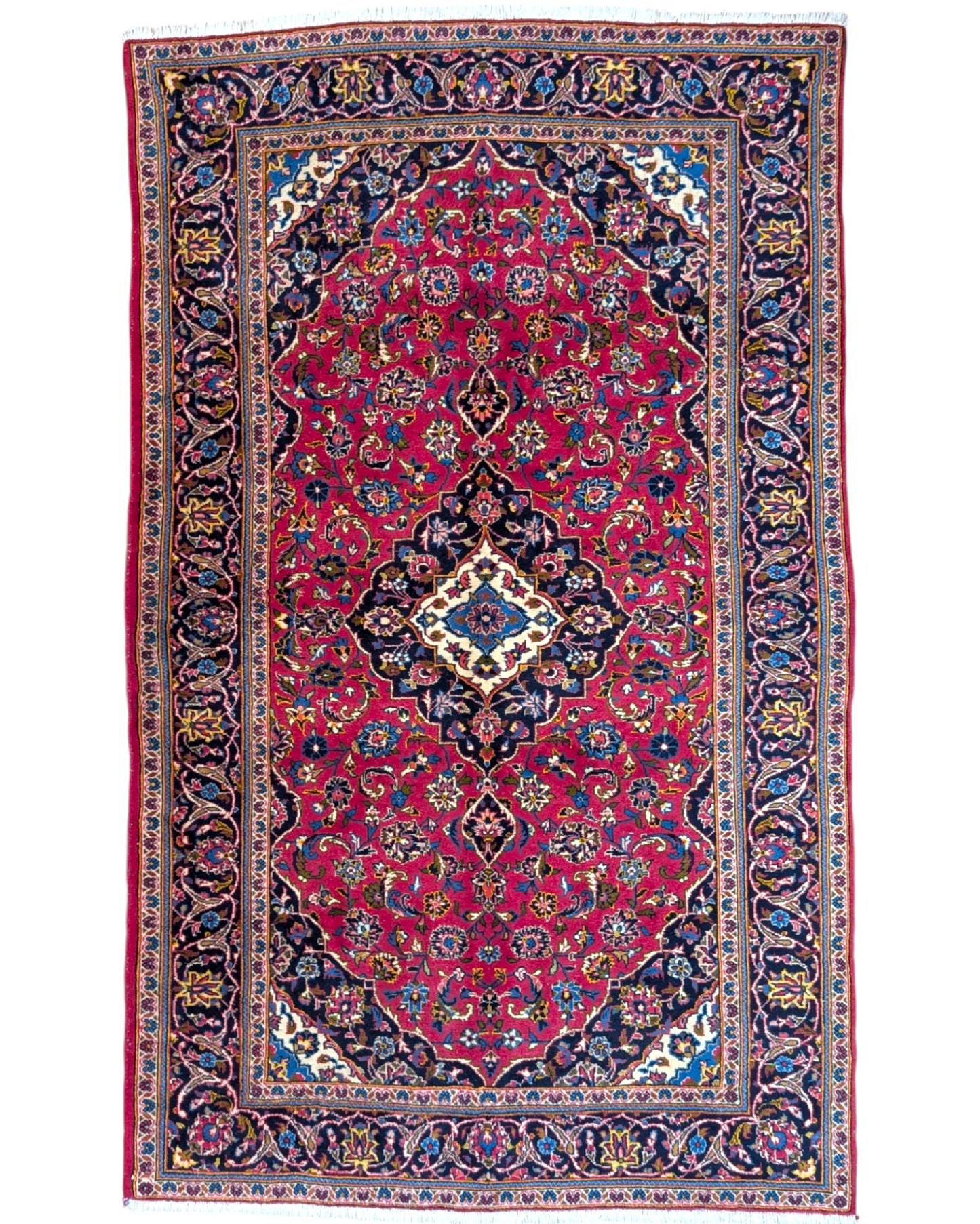 Tappeto Kashan annodato a mano, 230 x 143 cm, fondo rosso con eleganti motivi floreali.