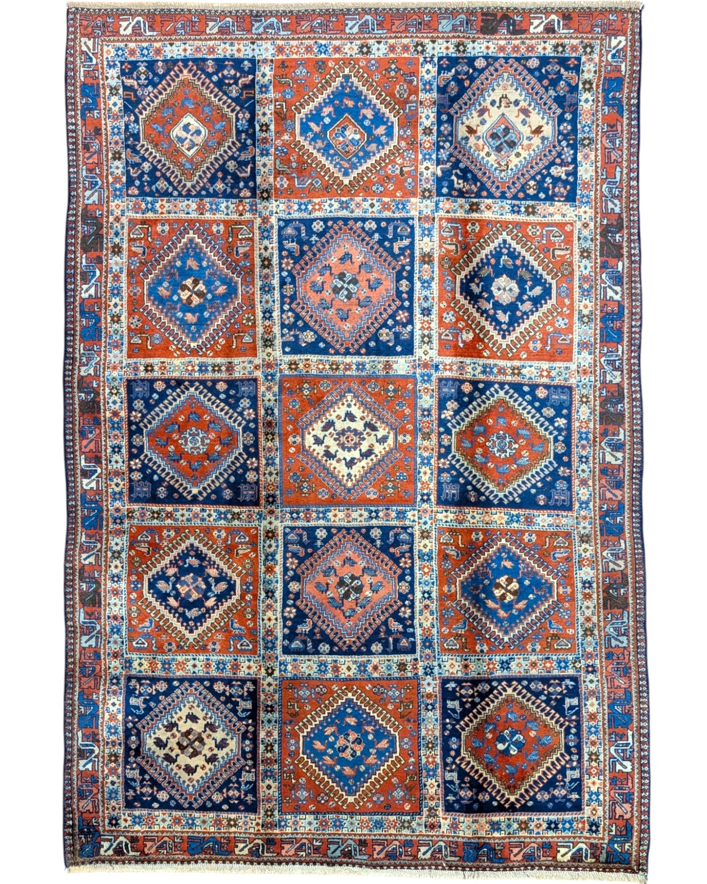 Tappeto Yalamhe persiano, fondo rosso mattone con motivi geometrici in blu, annodato a mano, 232x157 cm.