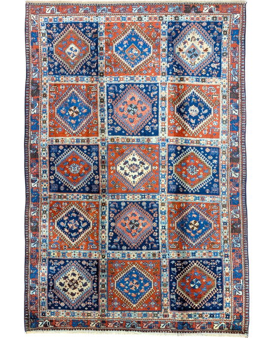 Tappeto Yalamhe persiano, fondo rosso mattone con motivi geometrici in blu, annodato a mano, 232x157 cm.