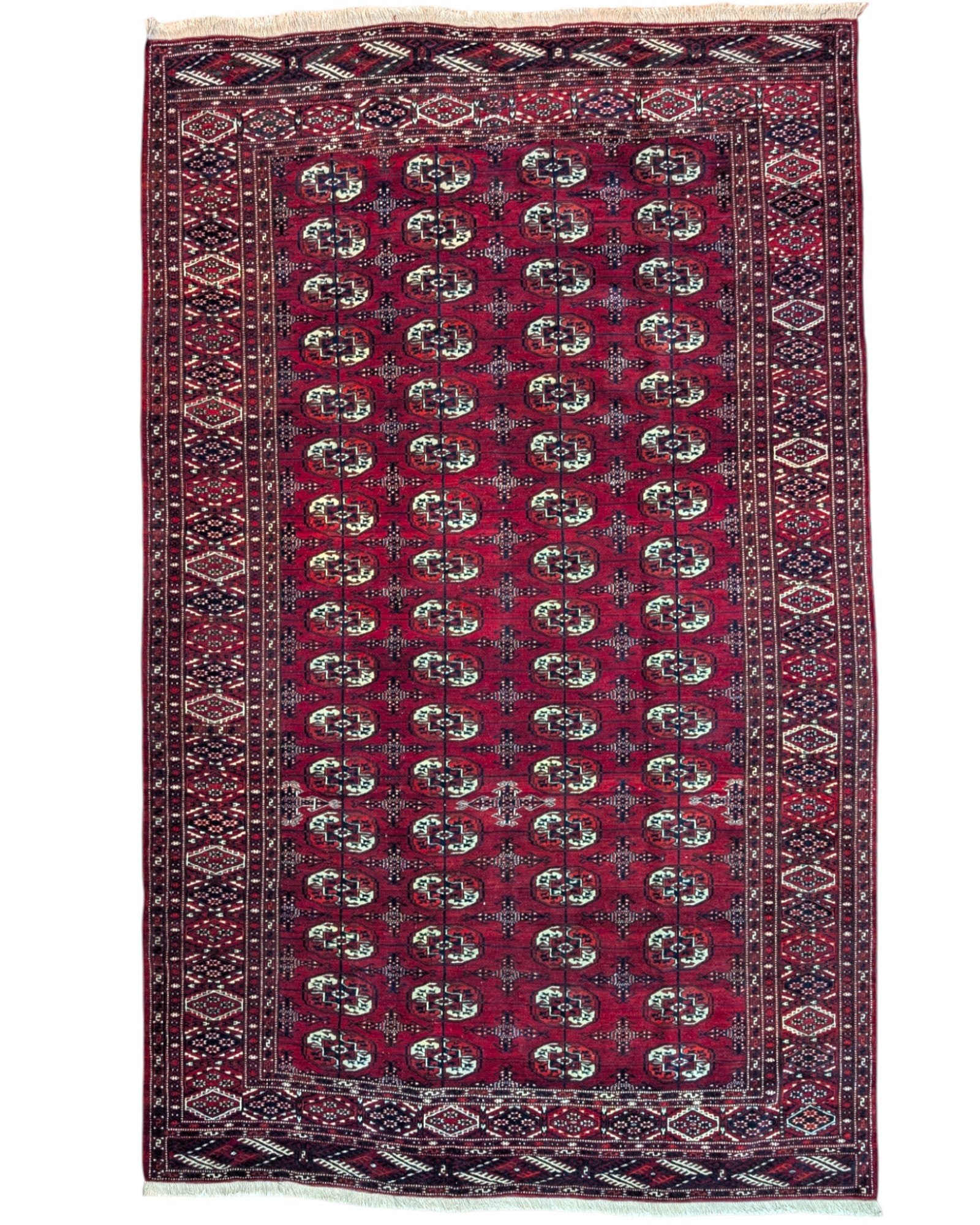 Tappeto Bukhara 324x205 cm con fondo rosso scuro e motivi a gul geometrici in nero, avorio e blu, tramato ed annodato a mano, provenienza Bukhara.