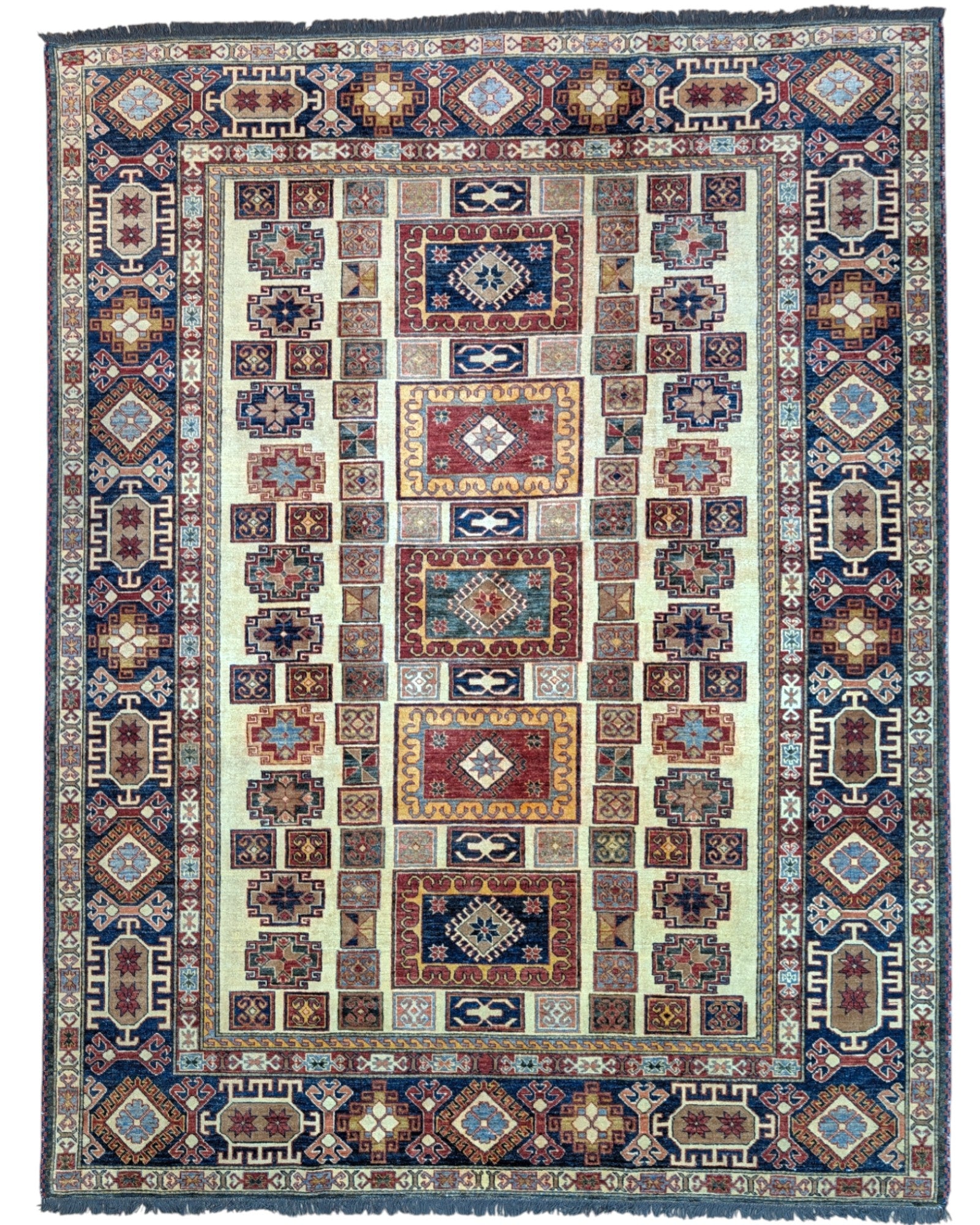 Tappeto Kazak 285x222 cm con fondo chiaro, motivi geometrici multicolore e bordure ricche, tramato ed annodato a mano, provenienza Caucaso.
