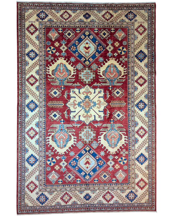 Tappeto Kazak 330x224 cm con fondo rosso, medaglione centrale avorio e motivi geometrici blu e azzurri, tramato ed annodato a mano, provenienza Caucaso.