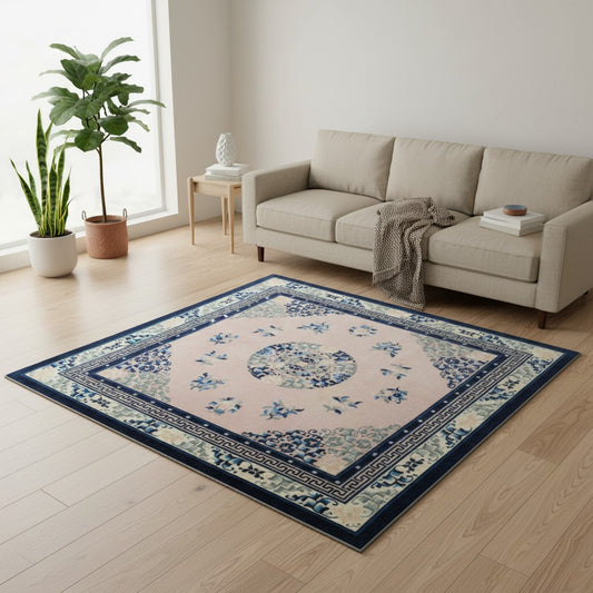 Tappeto Pechino con medaglione centrale, angoli floreali stilizzati, e bordura a greca, color buccia di cipolla e blu, realizzato con lana Merinos e cotone resistente.