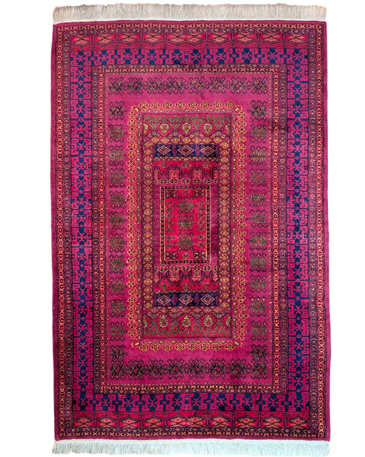 Tappeto Turkemen 278x185 cm con motivo geometrico ricco di rosa, blu e giallo, annodato a mano con lana di alta qualità e ordito in cotone resistente.