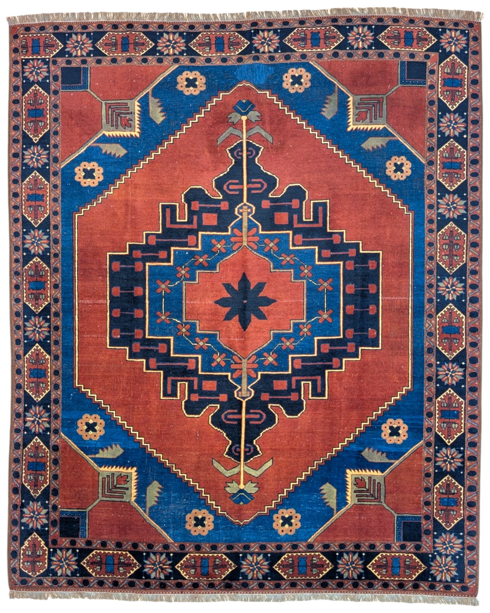 Tappeto Caucasico, annodato a mano, 238 x 196 cm, fondo rosso mattone con disegno geometrico.