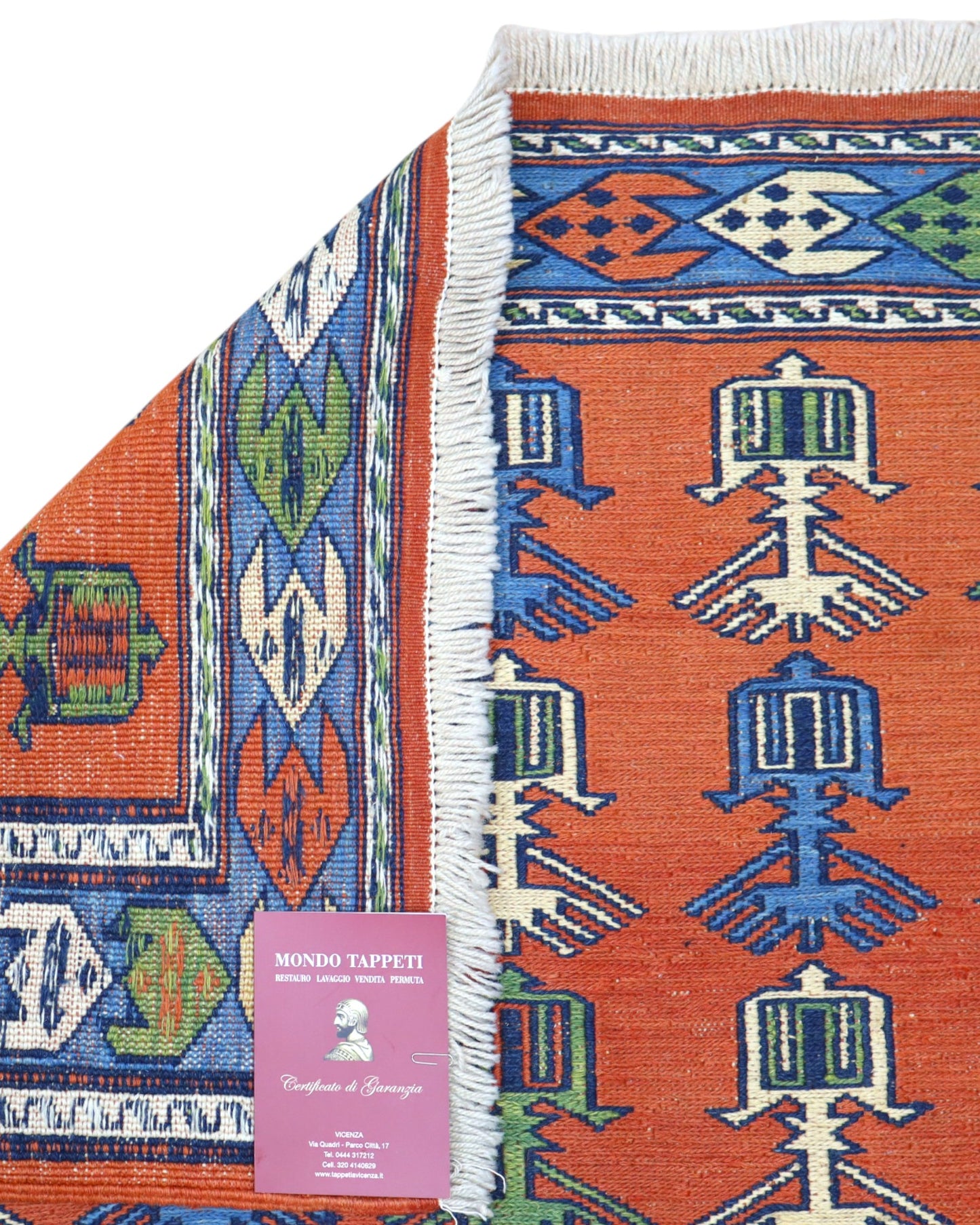 Tappeto Kilim 181x130 cm con motivi geometrici e figure stilizzate in blu, verde e rosso su fondo arancione e bordura decorata.